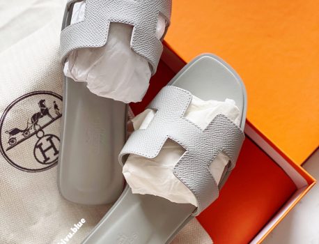 Oran sandals: Món đồ sẽ không bao giờ lỗi mốt trong tủ đồ của bạn.